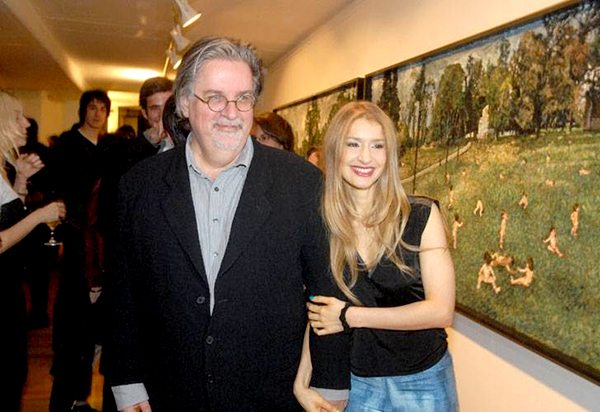    Matt Groening con hermoso, cordial, deseable, Esposa Agustina Picasso 