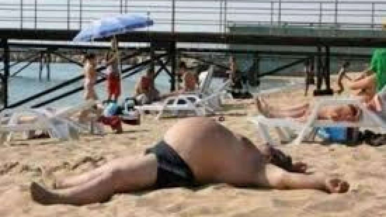 Пока спал на пляже. Толстяк на пляже. Приколы на пляже. Толстый мужик лежит на пляже.