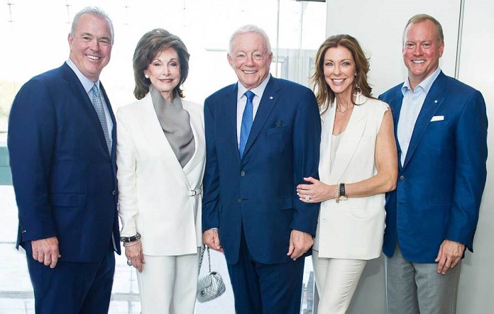 Jerry-Jones-with-his-wife-and-kids.jpg