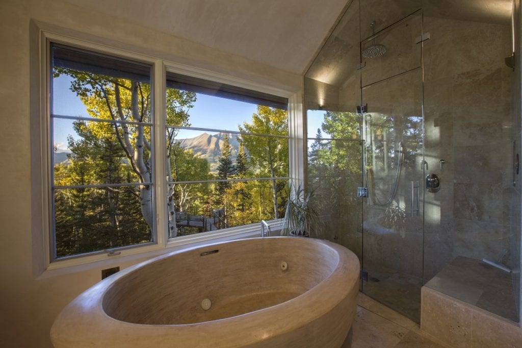 The thermo-regulating tub in the master suite